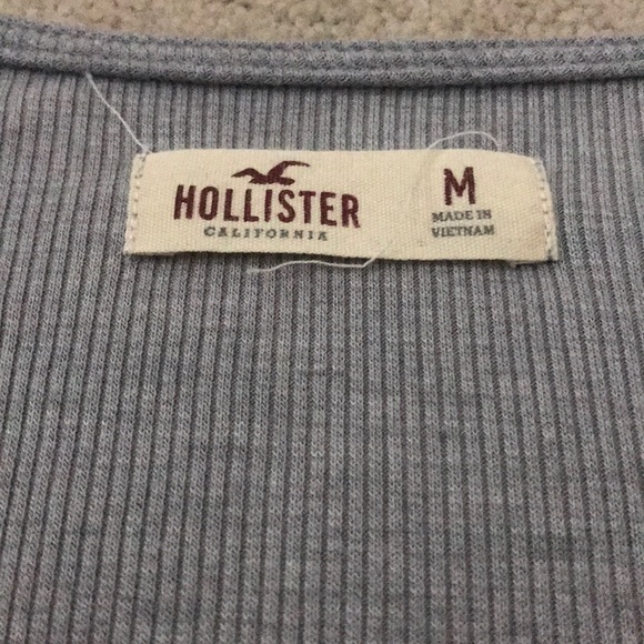 Hollister T shirt with small triangle cut out - Picture 3 of 4